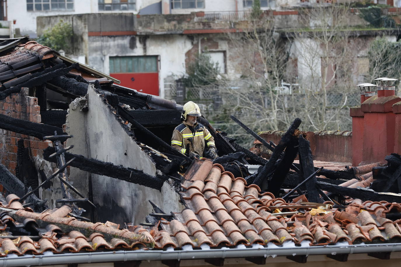 Un virulento incendio obliga a desalojar un bloque de madera en Balmaseda