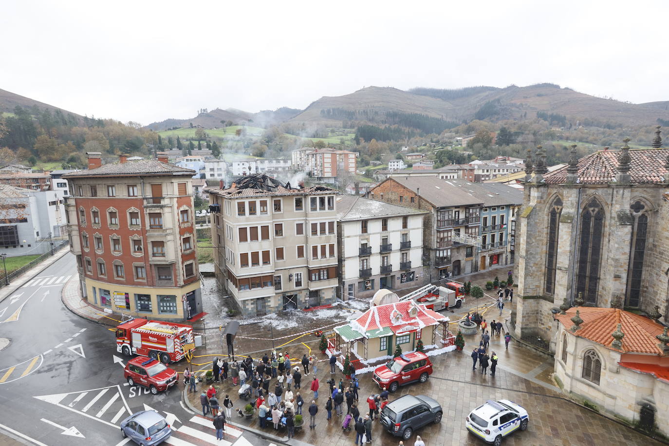 Un virulento incendio obliga a desalojar un bloque de madera en Balmaseda