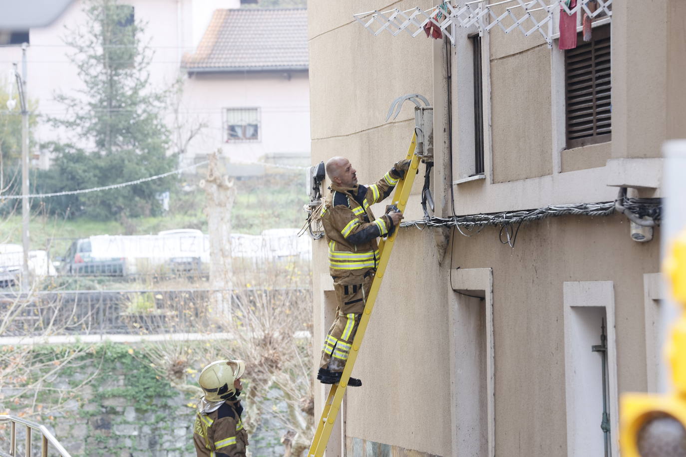 Un virulento incendio obliga a desalojar un bloque de madera en Balmaseda