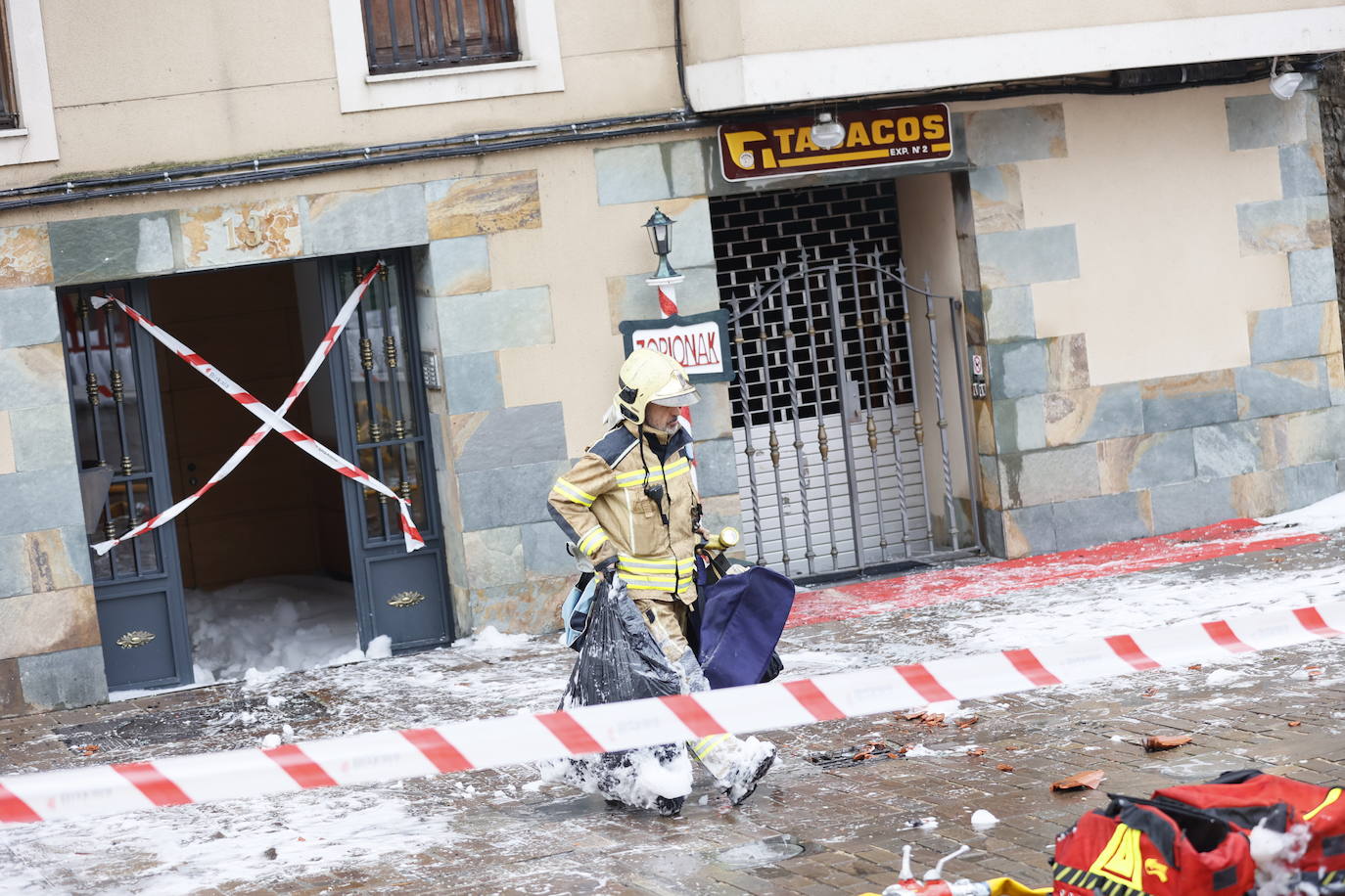Un virulento incendio obliga a desalojar un bloque de madera en Balmaseda