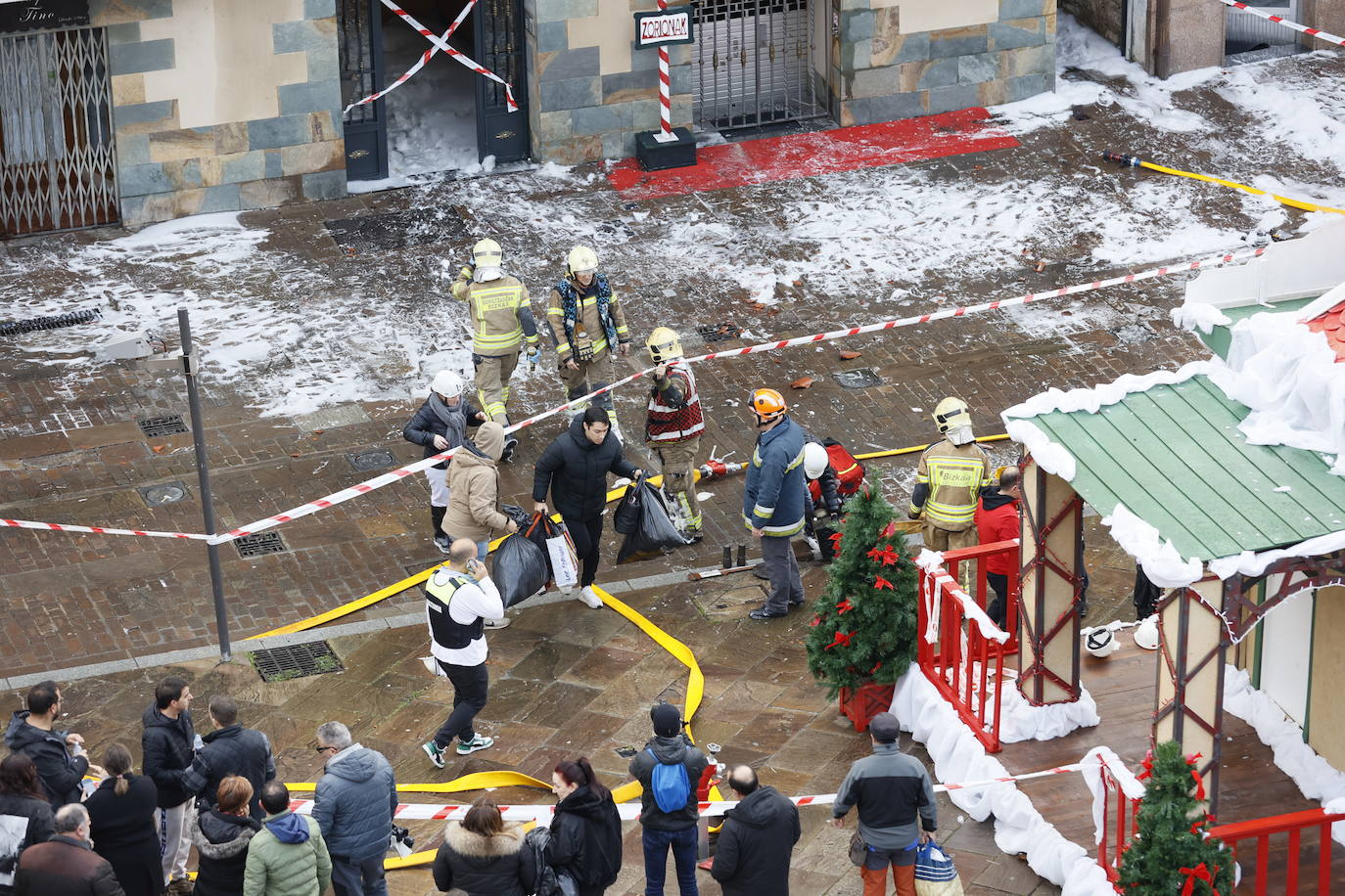 Un virulento incendio obliga a desalojar un bloque de madera en Balmaseda