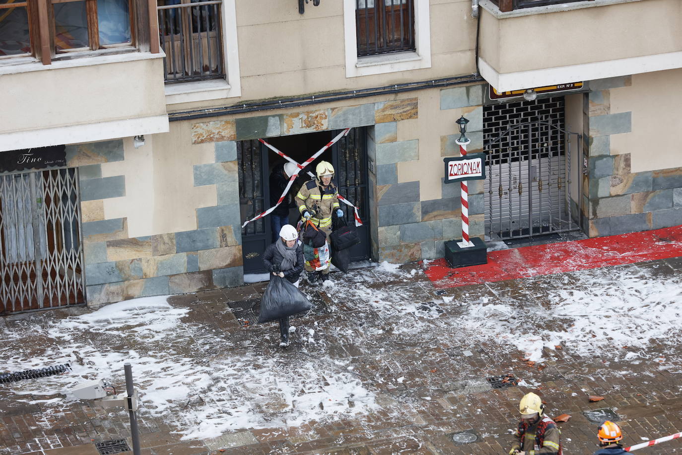 Un virulento incendio obliga a desalojar un bloque de madera en Balmaseda