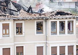 Un virulento incendio obliga a desalojar un bloque de madera en Balmaseda