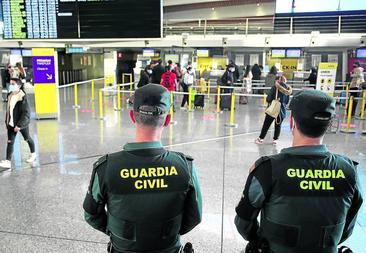 La Guardia Civil irrumpe en Loiu en un avión al coincidir el nombre y  apellidos de un pasajero con los de un 'prófugo' | El Correo