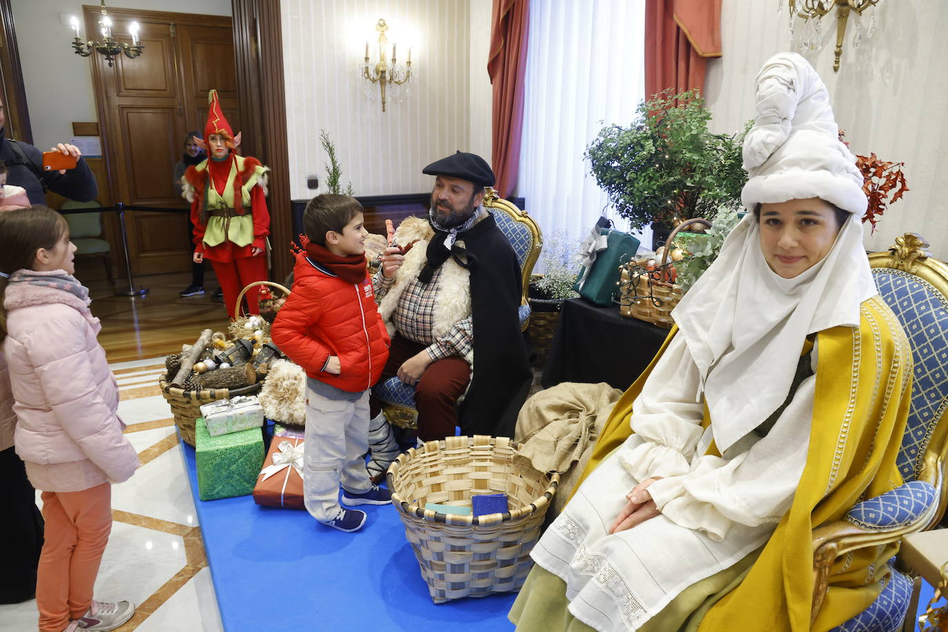 La recepción de Olentzero y Mari Domingi en Vitoria, en imágenes