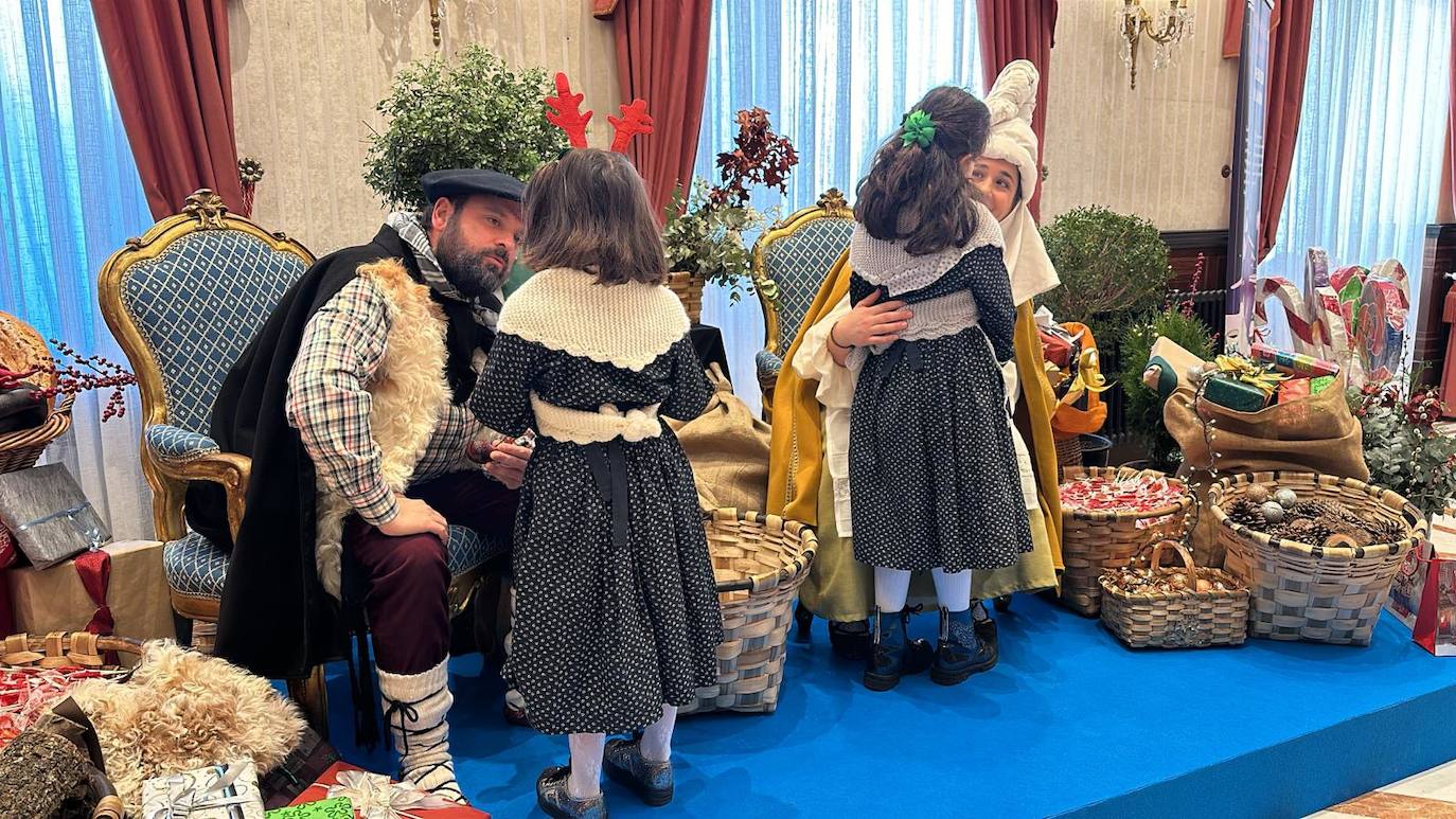 La recepción de Olentzero y Mari Domingi en Vitoria, en imágenes