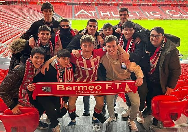 Mikel Jauregizar y sus amigos en San Mamés con la bufanda del Bermeo tras la victoria ante Las Palmas.