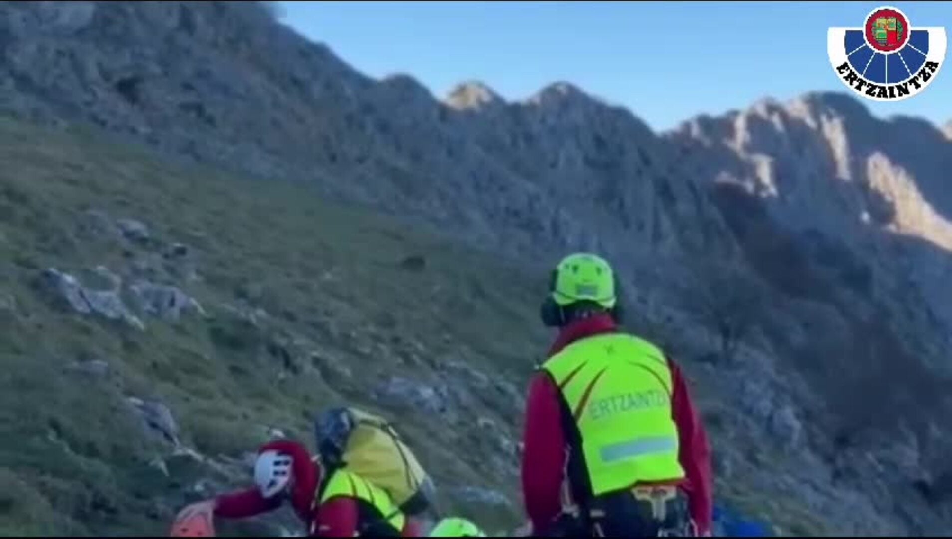 El helicóptero de la Ertzaintza rescata a un parapentista accidentado ...