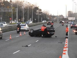 El coche ha quedado volcado sobre el asfalto, lo que ha obligado a cortar al tráfico en dos de los tres carriles de la vía.