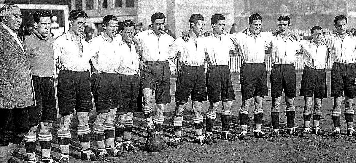 La formación alavesista correspondiente a la temporada 1927-28, que se midió en período navideño al Zaragoza.