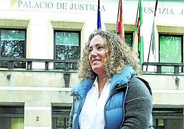 Imagen de la fiscal Arantza López en el exterior del palacio de Justicia.