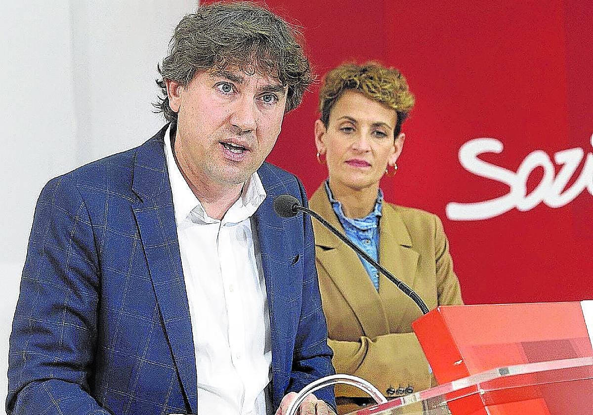 Eneko Andueza, secretario general del PSE-EE, y la presidenta navarra, María Chivite.