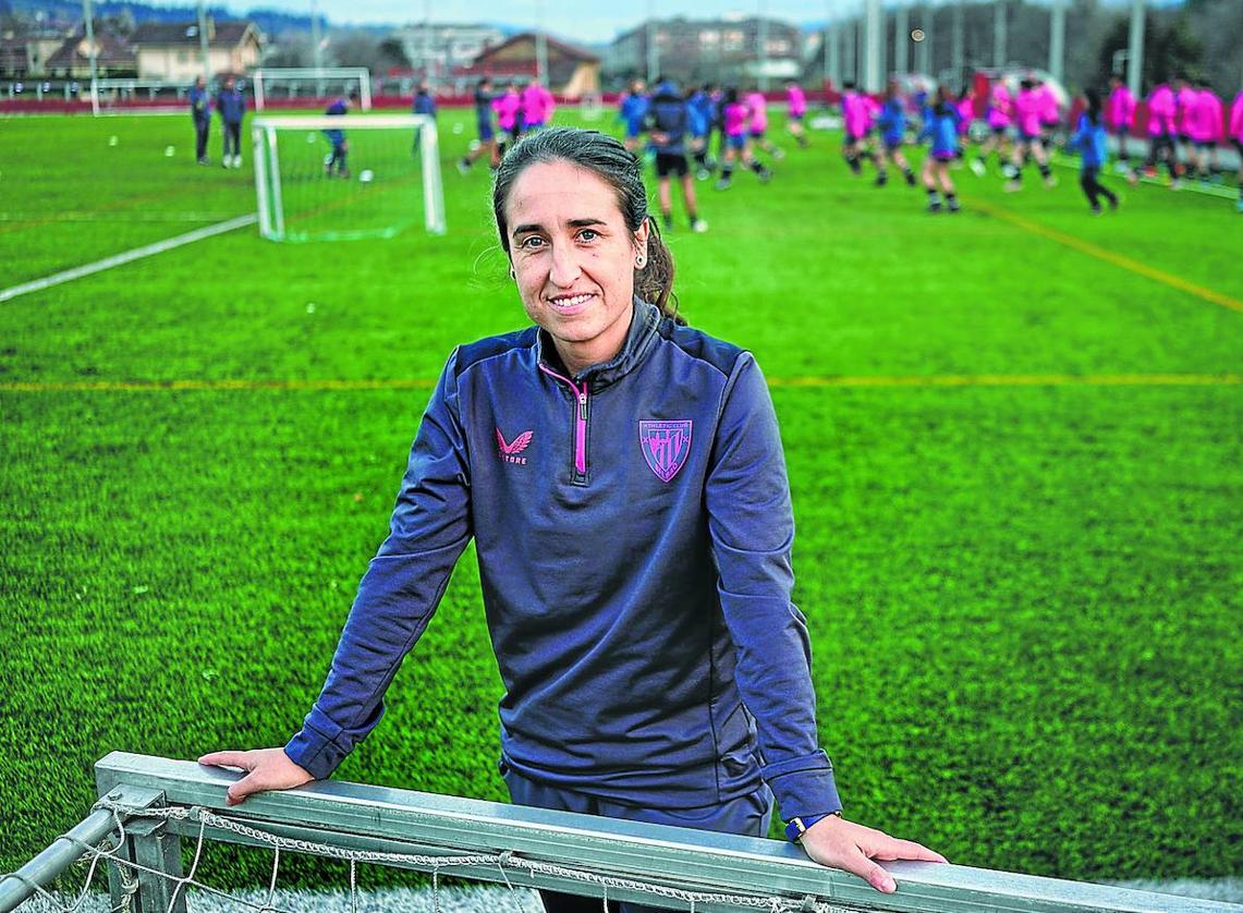 La exfutbolista y entrenadora del Athletic, Iraia Iturregi, continúa trabajando a diario en Lezama, formando desde este curso a los jugadores del Basconia, como ayudante.
