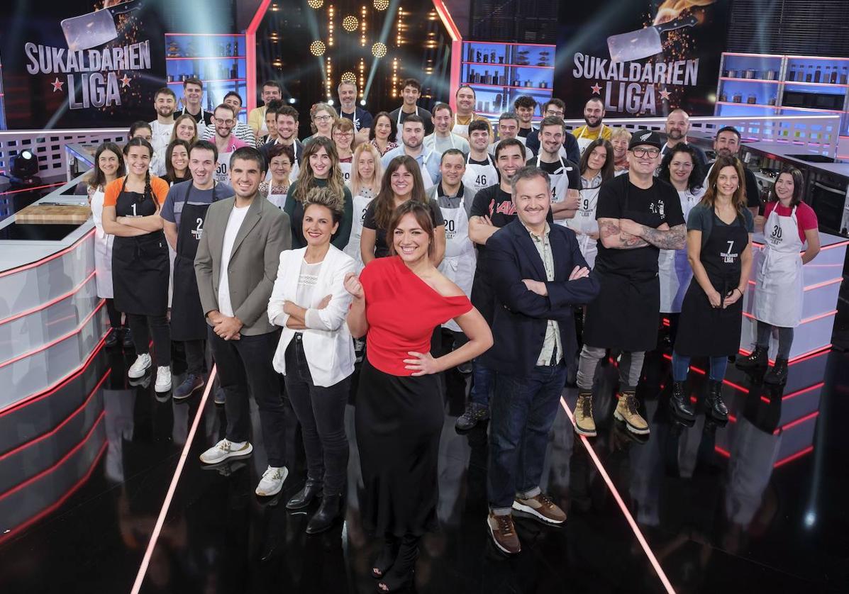 Los concursantes con el jurado y la presentadora del 'talent show', que se estrena el 9 de enero en ETB-1.