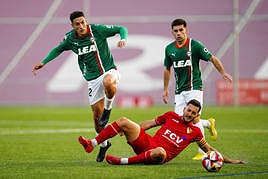 Ropero salta para superar a Álex Fernández en el duelo copero ante el Terrassa.