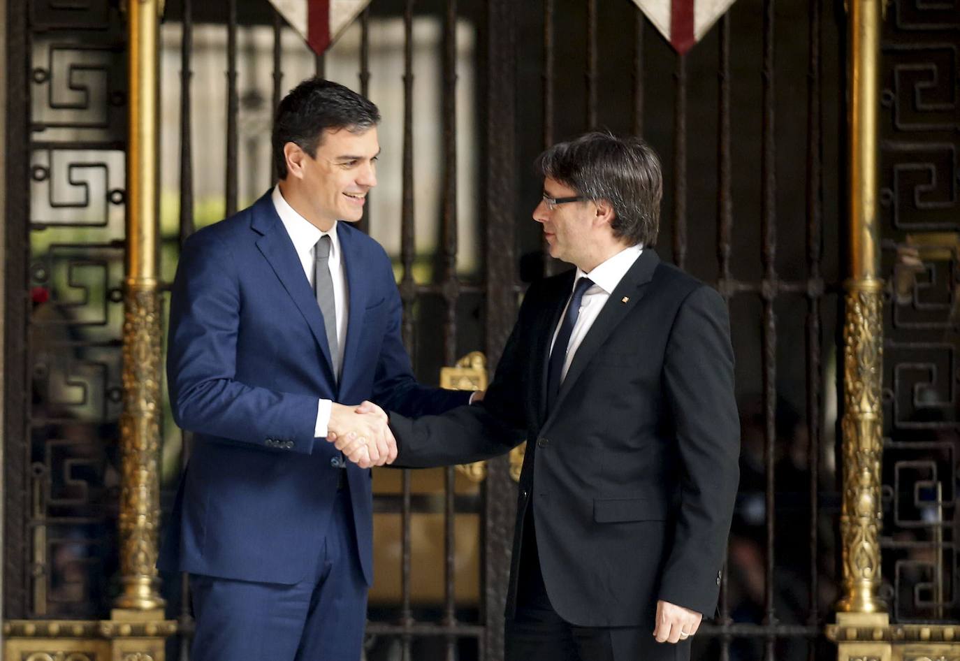 Sánchez, saludando a Puigdemont en 2016.