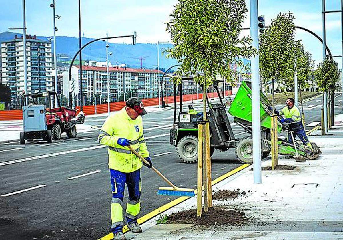 Imagen principal - De arriba abajo, operarios trabajan para acondicionar una avenida; los cimientos de un nuevo edificio de viviendas; y la calle junto al puente de San Ignacio.