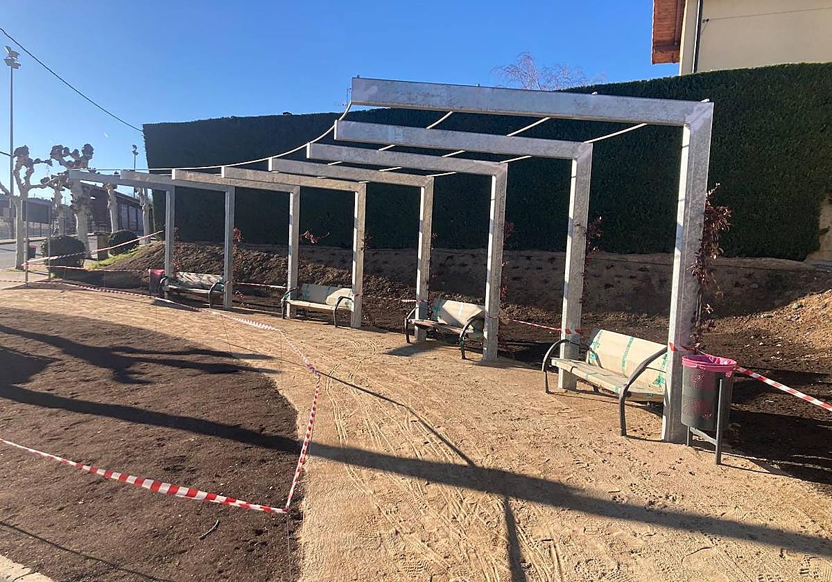 La nueva pérgola se sitúa cerca del parque infantil y de Las Escuelas.
