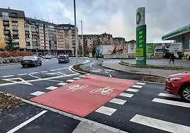 Cruce pintado de rojo en el bicicarril junto a la rotonda de la calle Madrid.