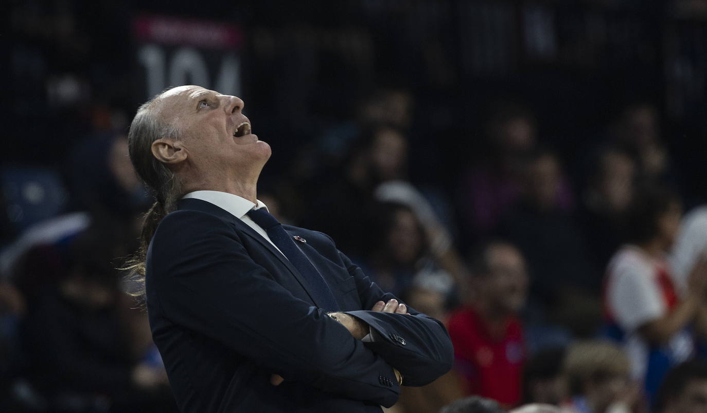 Gesto de contrariedad de Ivanovic durante el choque en la cancha del Anadolu Efes