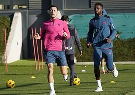 Iñaki Williams entrena al margen antes de viajar a la Copa África