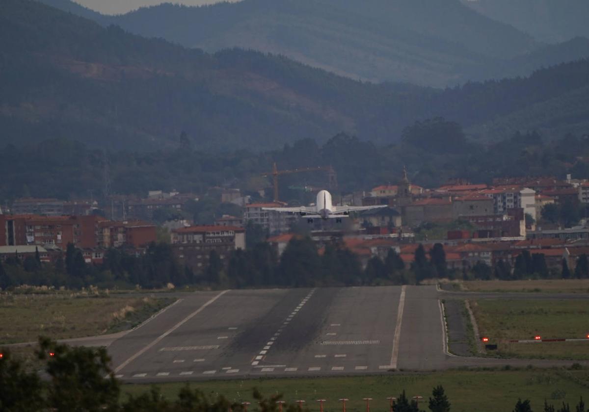 Imagen de archivo de un avión en el aeropuerto de Loiu.