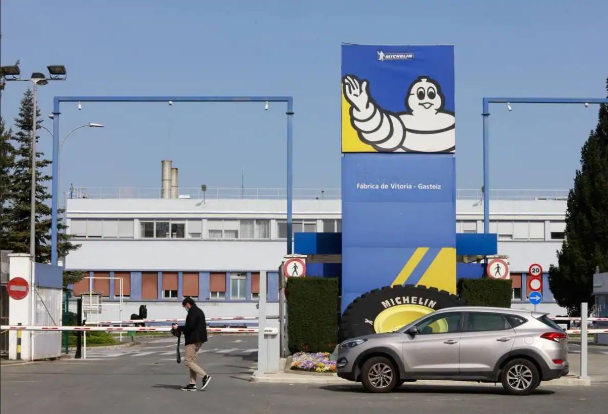 La falta de caucho por los ataques en el mar Rojo obliga a Michelin-Vitoria a suspender turnos