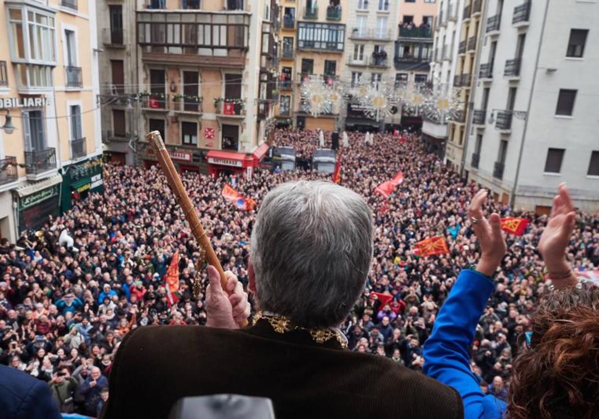 Asiron alza la makila desde el balcón del Ayuntamiento ante miles de personas que se reunieron en las inmediaciones.