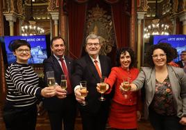 María del Río (EH Bildu), Asier Abaunza (concejal Obras y Planificación urbana -PNV-), Juan Mari Aburto (alcalde de Bilbao), Nora Abete (concejala de Movilidad -PSE-) y Ana Viñals (Elkarrekin Podemos)