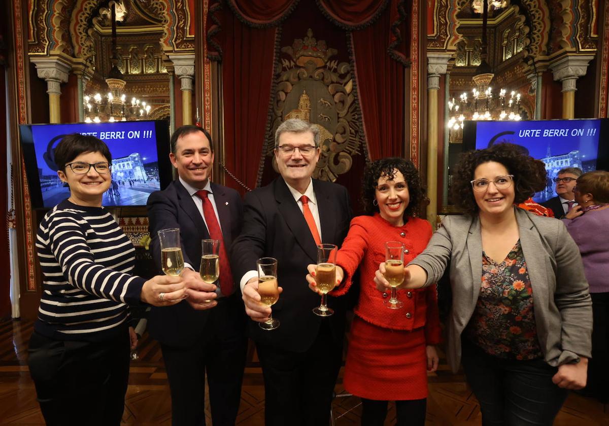 María del Río (EH Bildu), Asier Abaunza (concejal Obras y Planificación urbana -PNV-), Juan Mari Aburto (alcalde de Bilbao), Nora Abete (concejala de Movilidad -PSE-) y Ana Viñals (Elkarrekin Podemos)