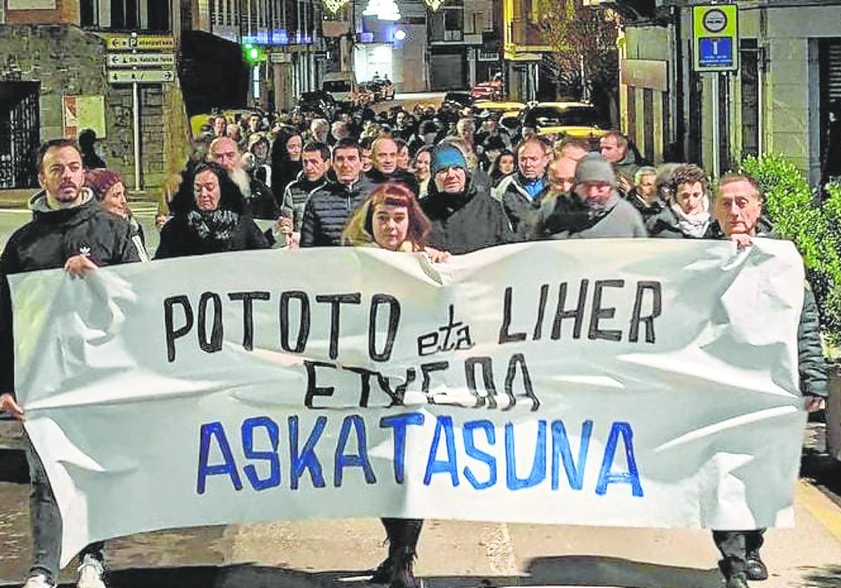 Manifestación en Lekeitio a favor de la excarcelación de dos reclusos de ETA.