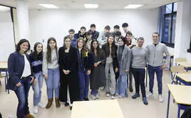 Mireia Elkoroibide, junto a los alumnos participantes, Asier Perugorria (segundo por la derecha) y Antxon Urizar (primero por la derecha).