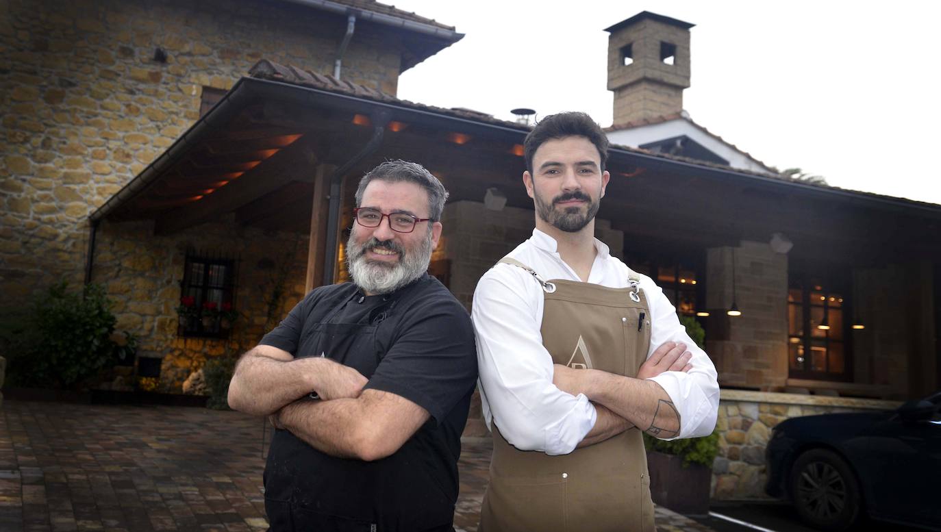 El jefe de cocina del Asador Aramendi, Urko Zarauza, a la izquierda, y Egoitz Ayarza, responsable del establecimiento.