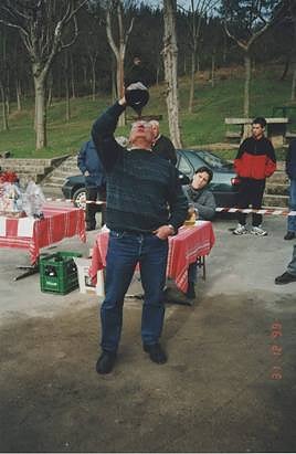 Algunos participantes demuestran una gran resistencia bebiendo en porrón.