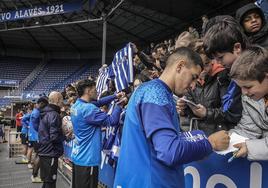 Varios albiazules firman autógrafos a los aficionados que acudieron a la sesión