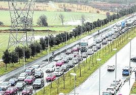 La imagen de caravanas de vehículos y retenciones en dirección al polígono industrial más grande de la ciudad se repite cada día.