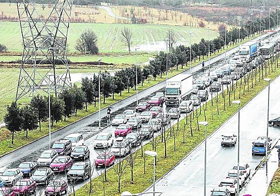 La imagen de caravanas de vehículos y retenciones en dirección al polígono industrial más grande de la ciudad se repite cada día.