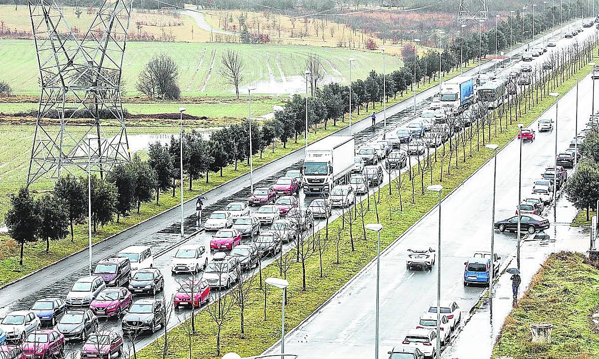 La imagen de caravanas de vehículos y retenciones en dirección al polígono industrial más grande de la ciudad se repite cada día.