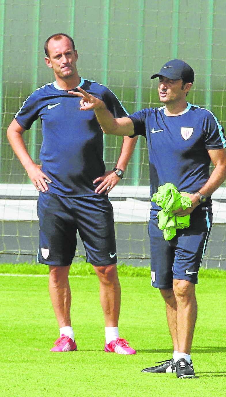 Imagen - El técnico tuvo al elgoibarrés entre sus ayudantes cuando se retiró.