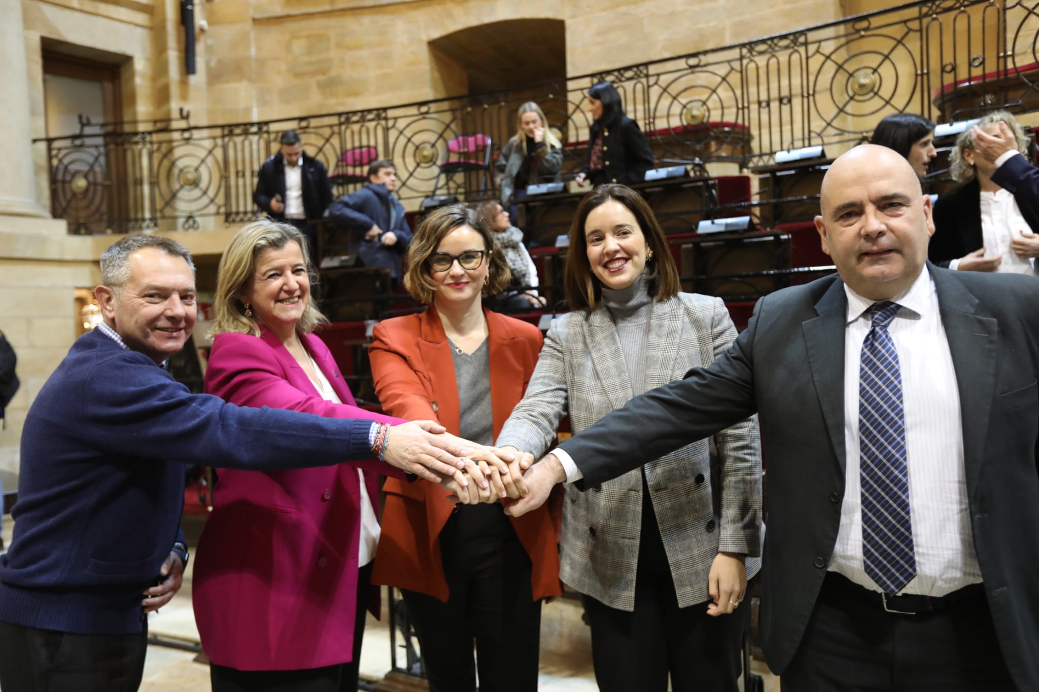 Etxanobe, Laespada y Berrojalbiz junto a los portavoces de PNV y PSE.