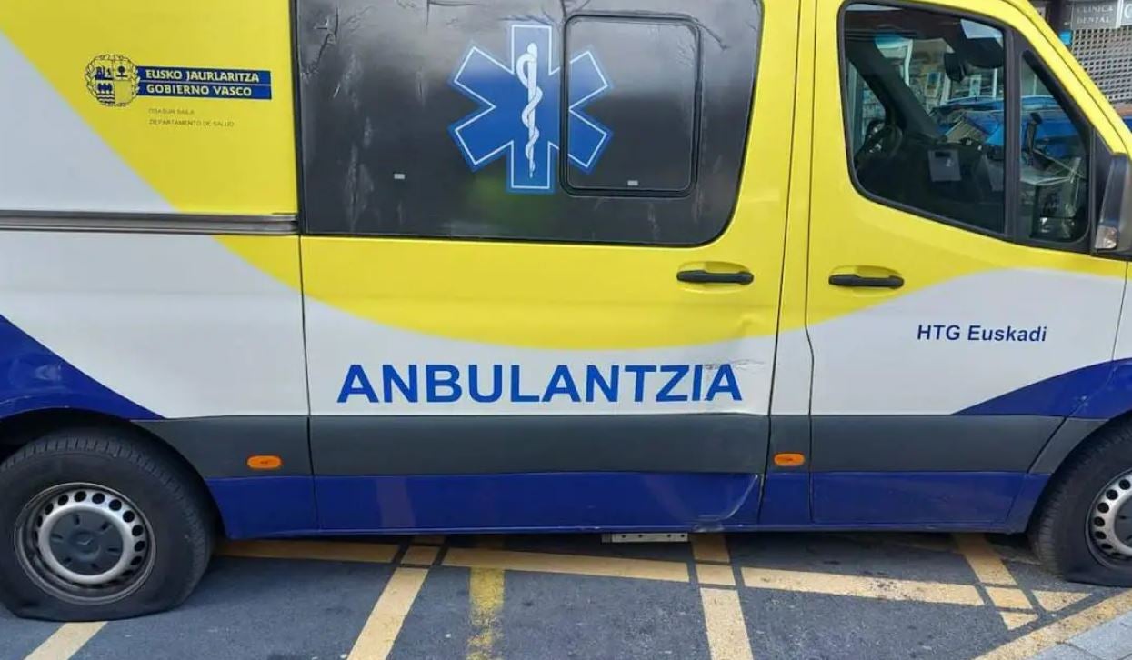 Tres heridos en un accidente de tráfico que obliga a cortar una hora la N-104