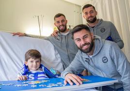 Los jugadores del Alavés se fotografían con un niño ingresado.