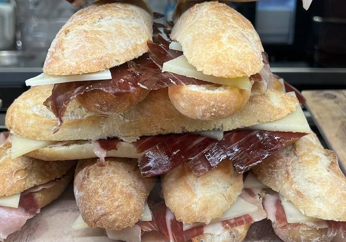 El desorbitado precio de un bocadillo de jamón ibérico en un aeropuerto que ha revolucionado Twitter