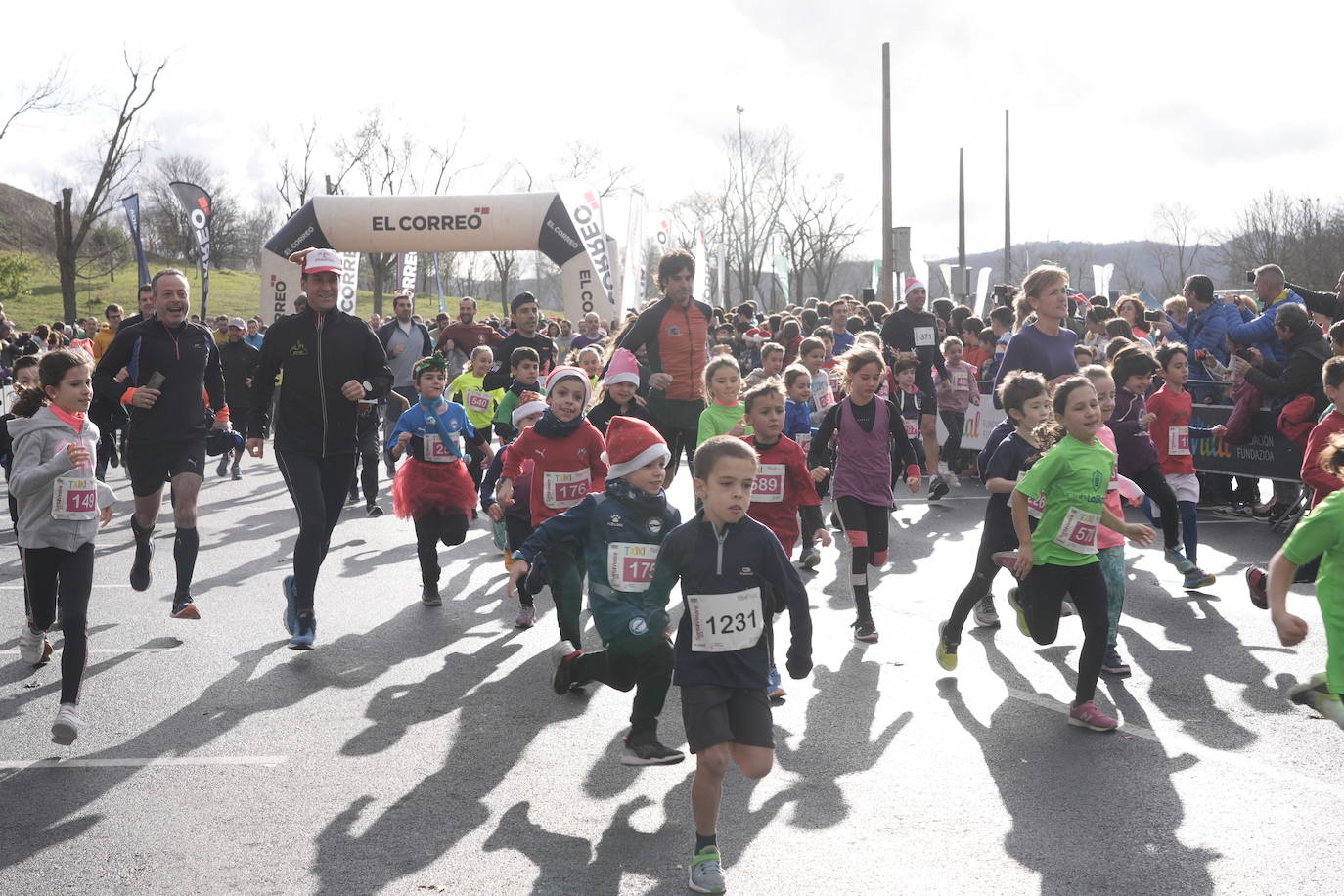 Los txikis disfrutan de la San Silvestre de Vitoria