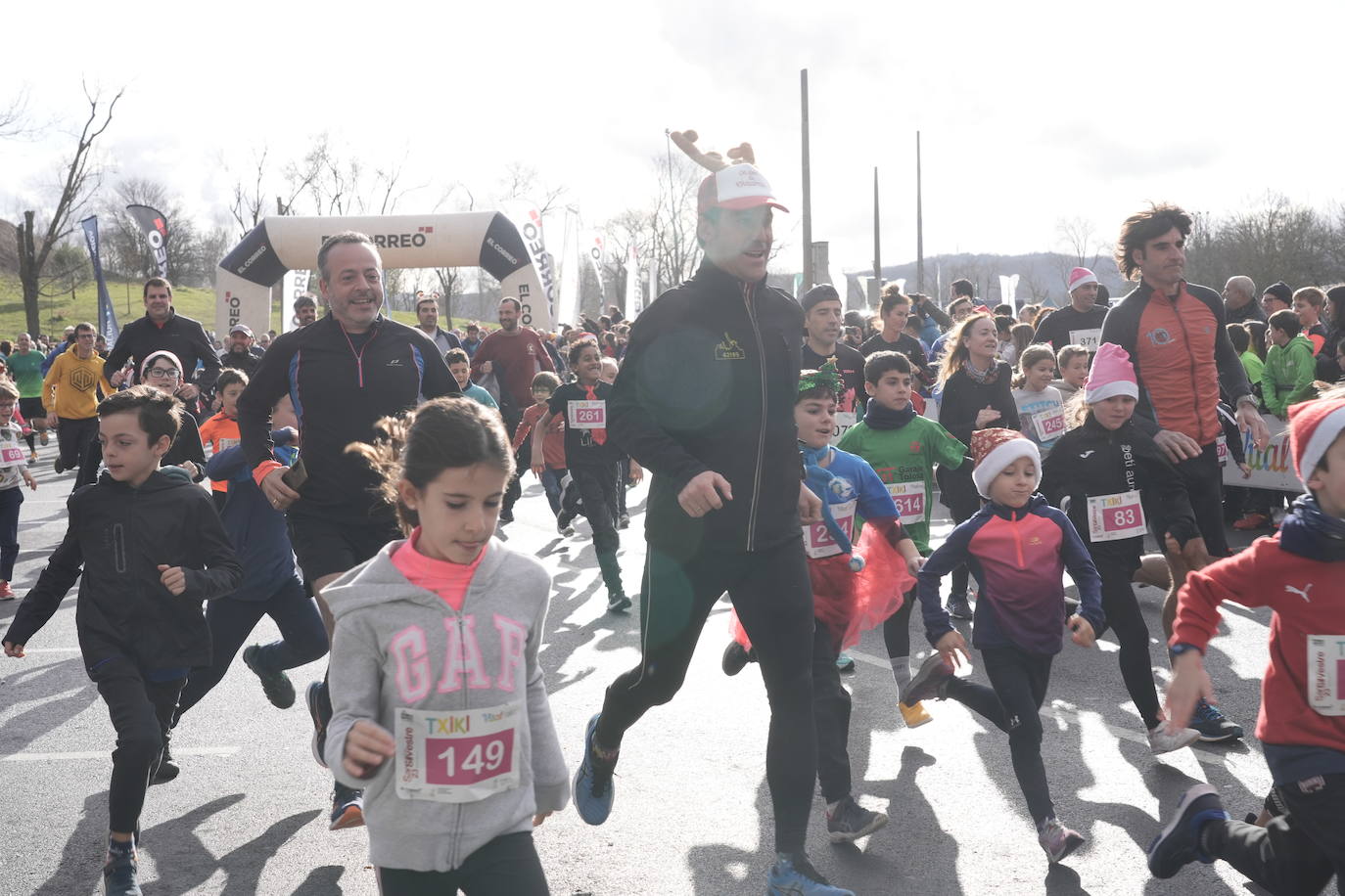 Los txikis disfrutan de la San Silvestre de Vitoria