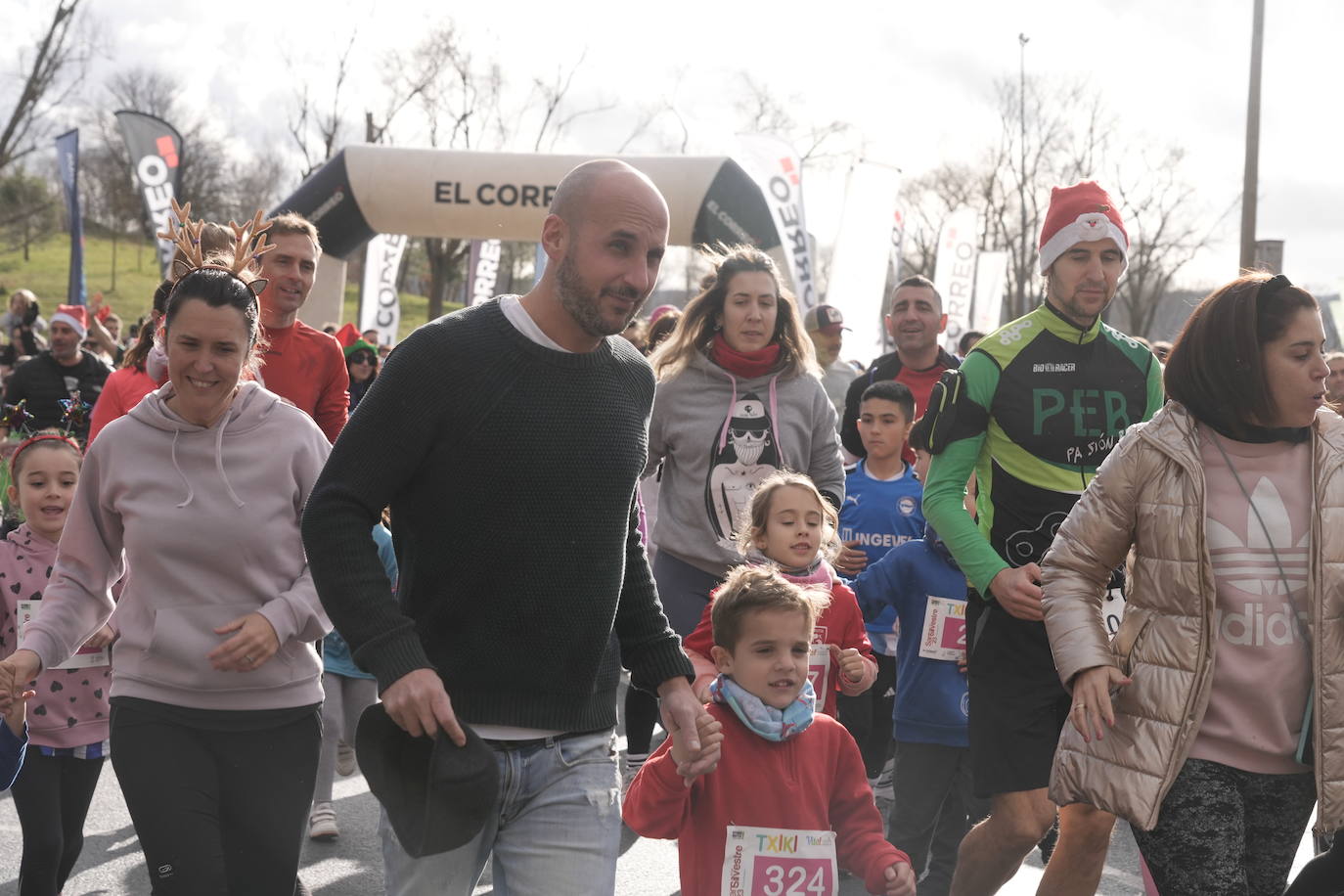 Los txikis disfrutan de la San Silvestre de Vitoria