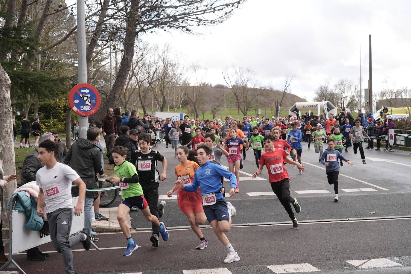 Los txikis disfrutan de la San Silvestre de Vitoria