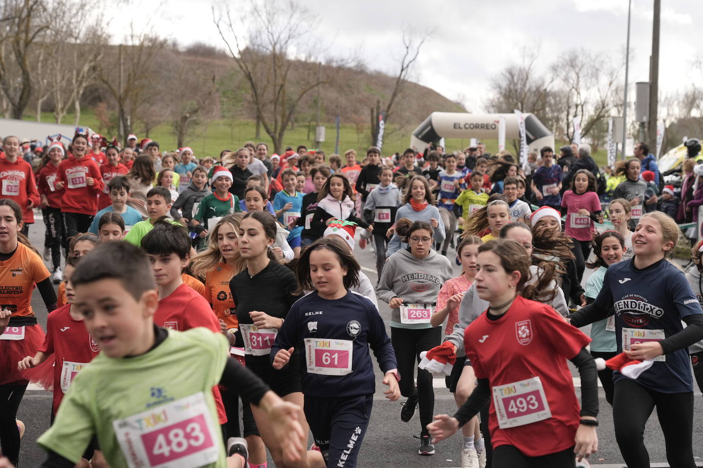 Los txikis disfrutan de la San Silvestre de Vitoria