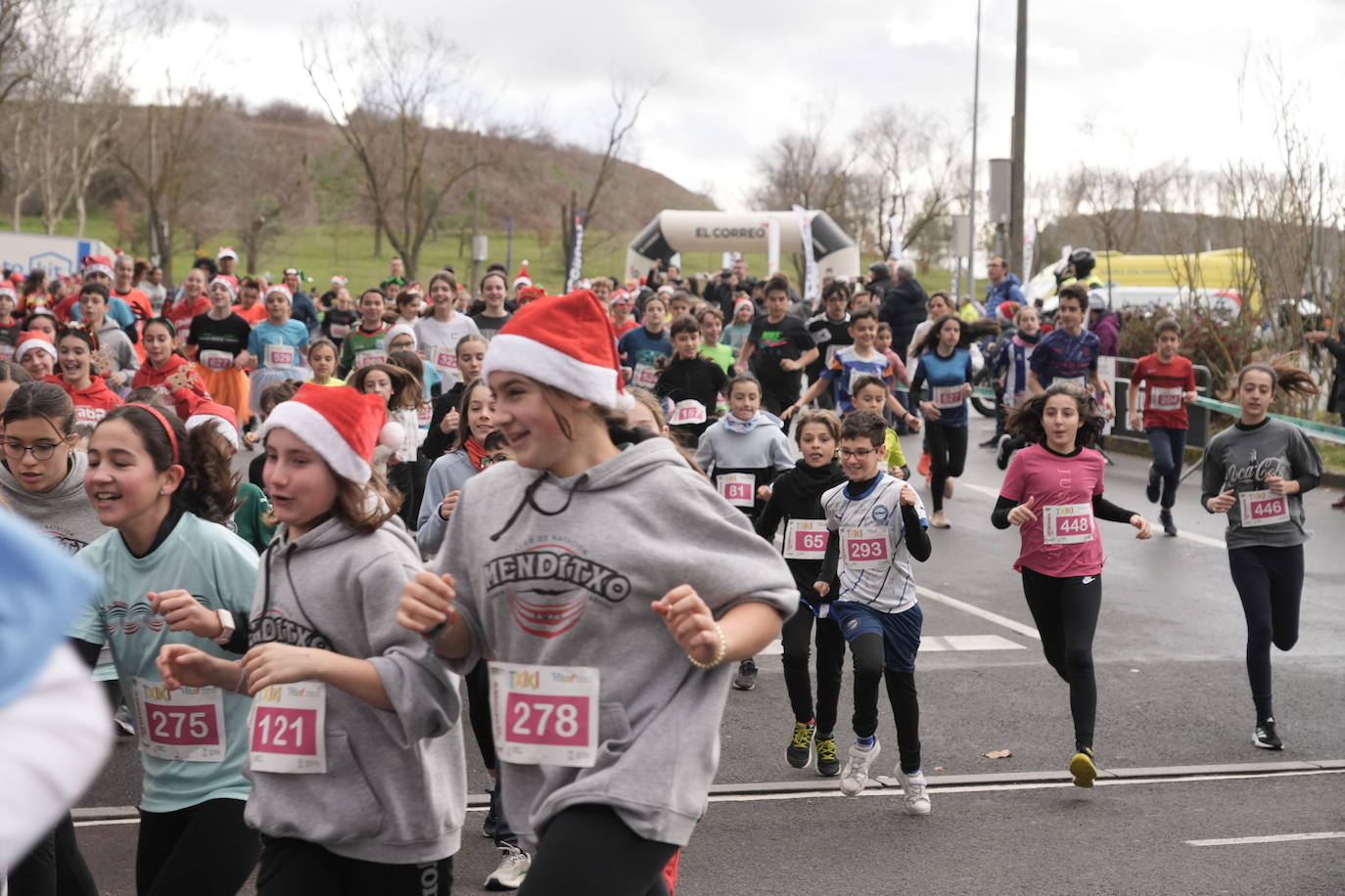 Los txikis disfrutan de la San Silvestre de Vitoria