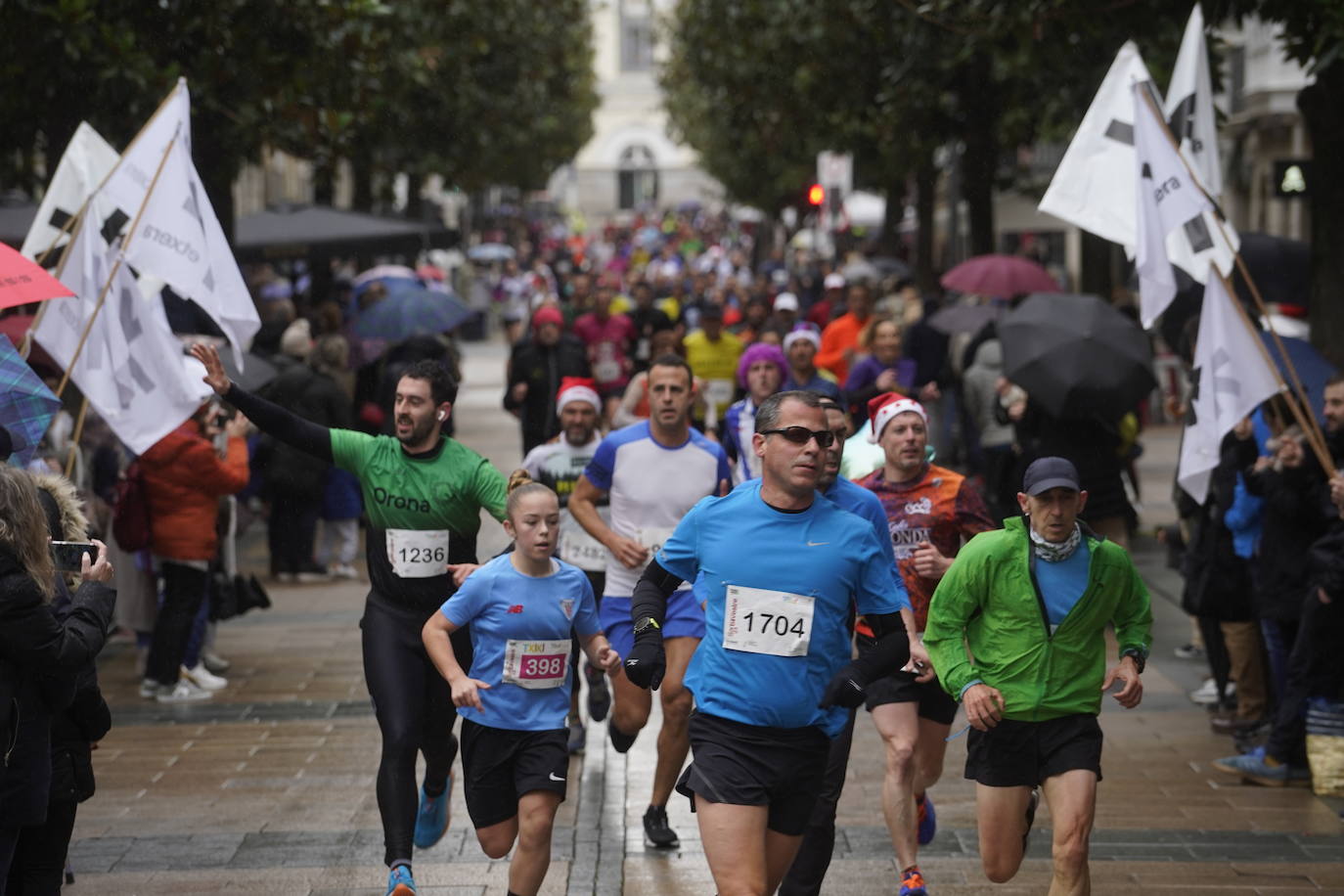 Los txikis disfrutan de la San Silvestre de Vitoria